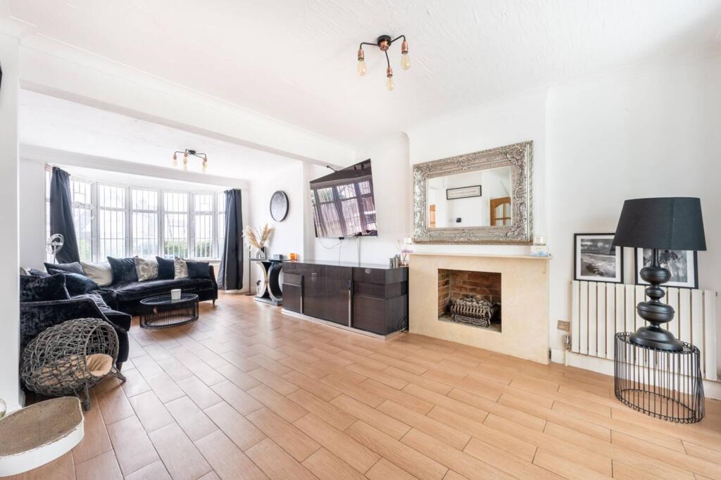 5 bedroom detached house