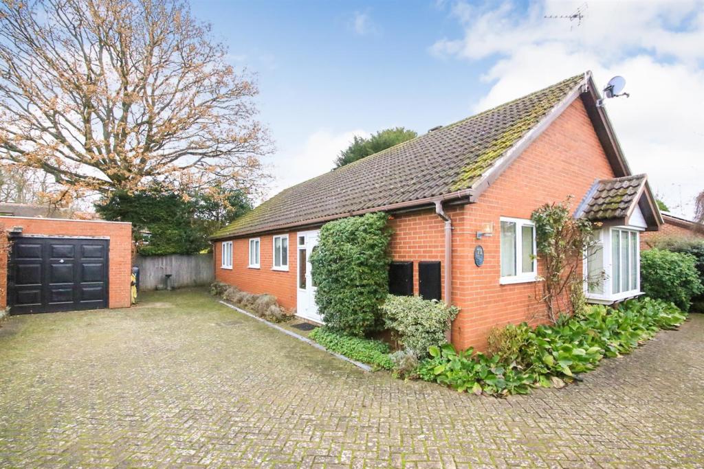 4 Bedroom Detached Bungalow For Sale In Magnet Lane Bilton Rugby Cv22