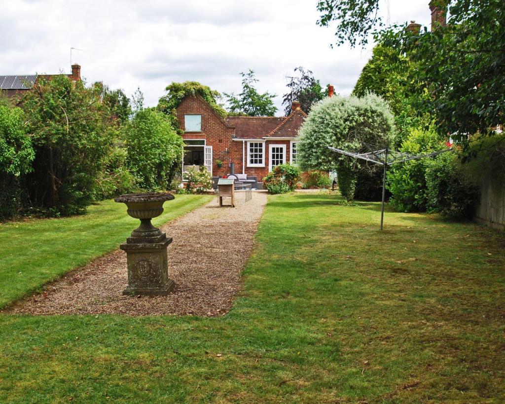 4 bedroom bungalow for sale in Sandelswood End, Beaconsfield