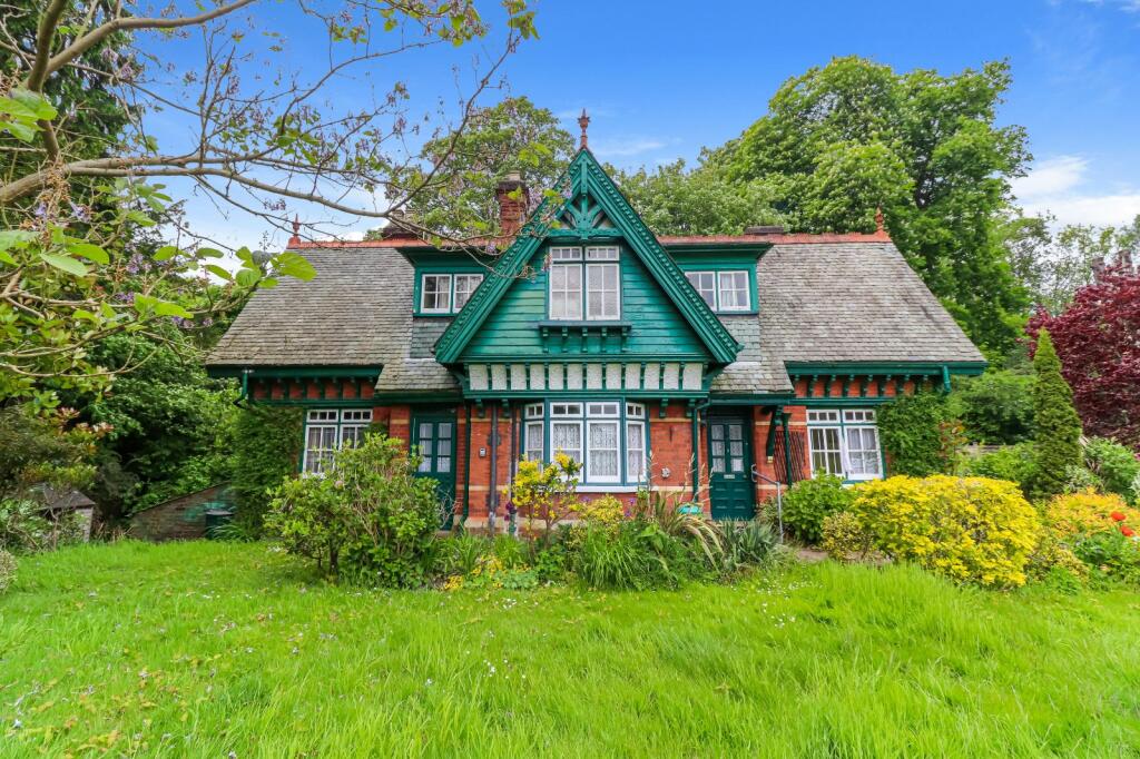 3 bedroom detached house for sale in Cliveden Road, Taplow