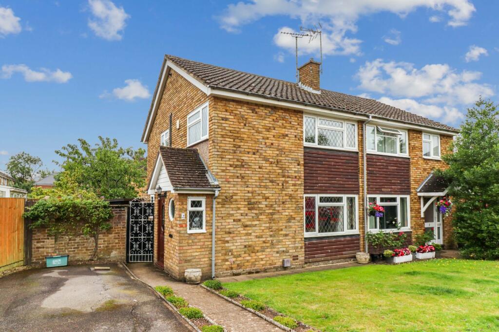 Main image of property: Golden Oak Close, Farnham Common, Buckinghamshire, SL2