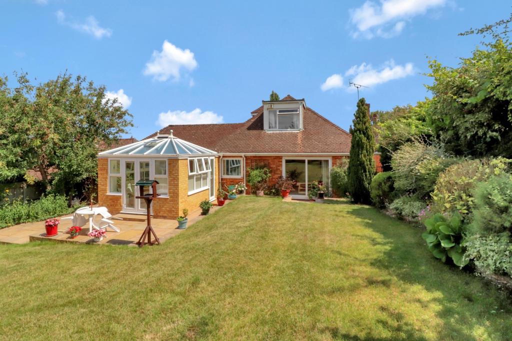 4 bedroom detached bungalow for sale in Parsonage Road, Chalfont St