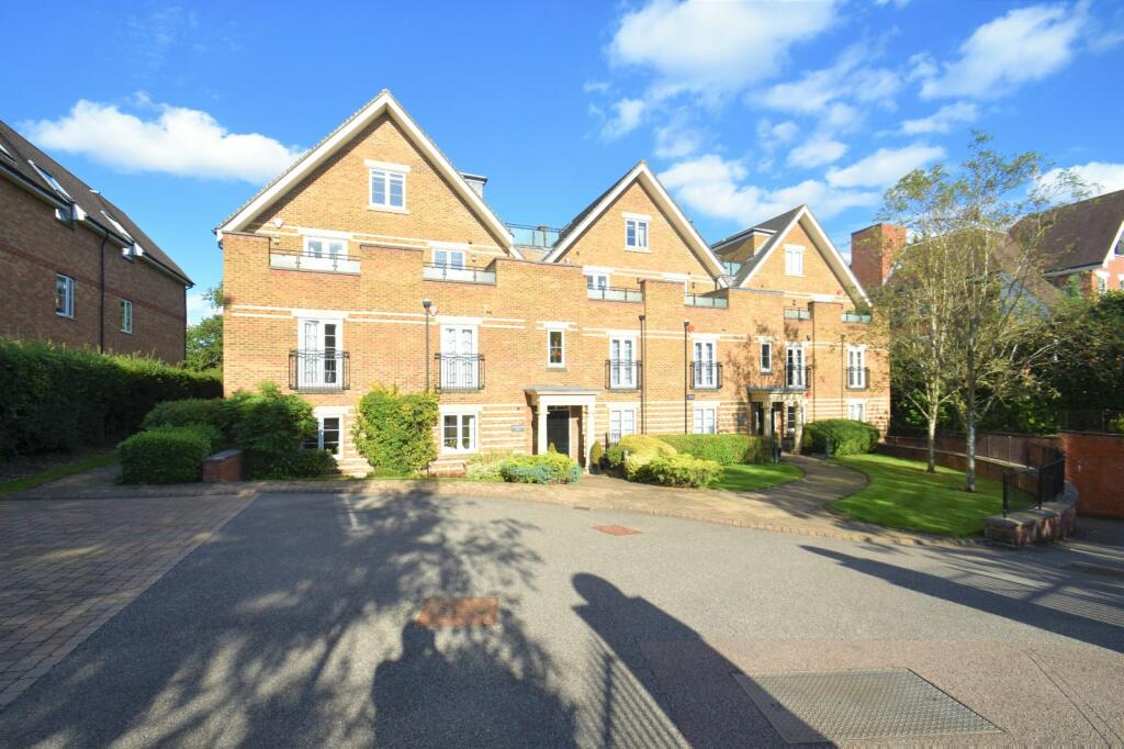 2 bedroom apartment for sale in Packhorse Road, Gerrards Cross