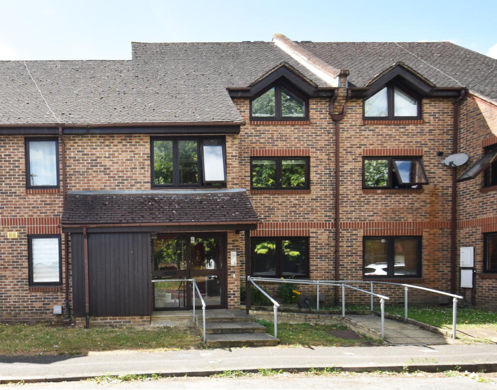 1 bedroom apartment for sale in Langtons Meadow, Farnham Common, Buckinghamshire, SL2