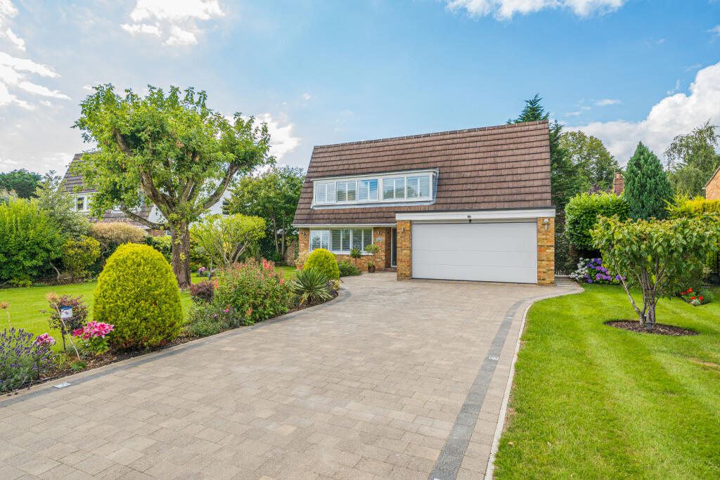 4 bedroom detached house for sale in Meadway Park, Gerrards Cross