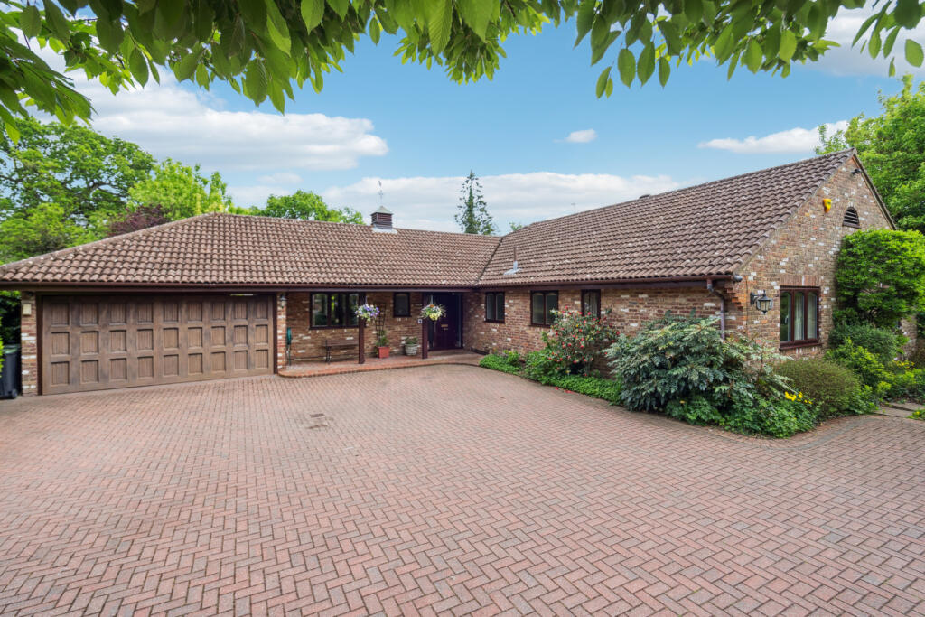 Main image of property: Wayside Gardens, Gerrards Cross, Buckinghamshire, SL9