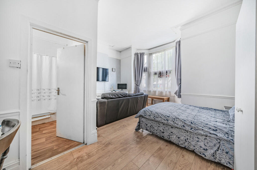 Additional property image - Newport Road, Cardiff