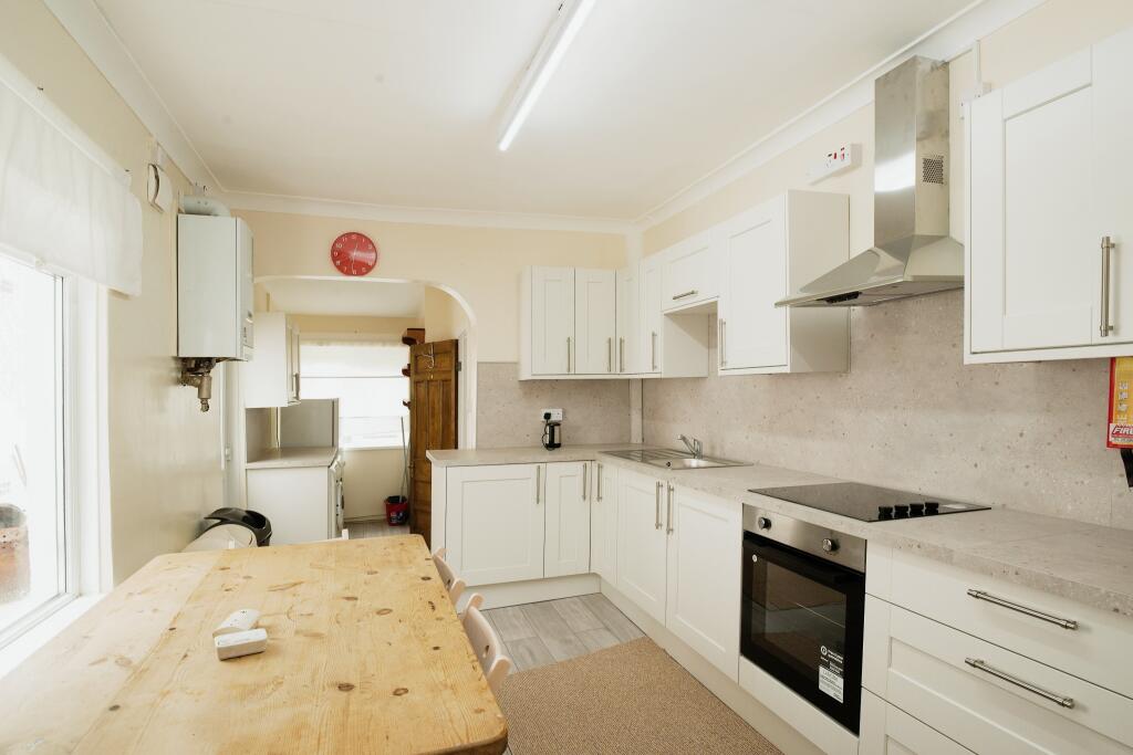 Main image of property: Adamsdown Square, Caerdydd, CF24