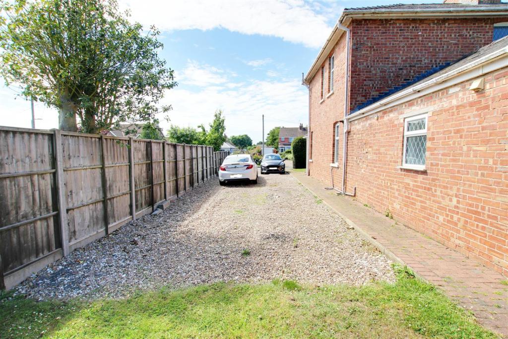 4 bedroom semidetached house for sale in Strubby Road, Maltby Le Marsh