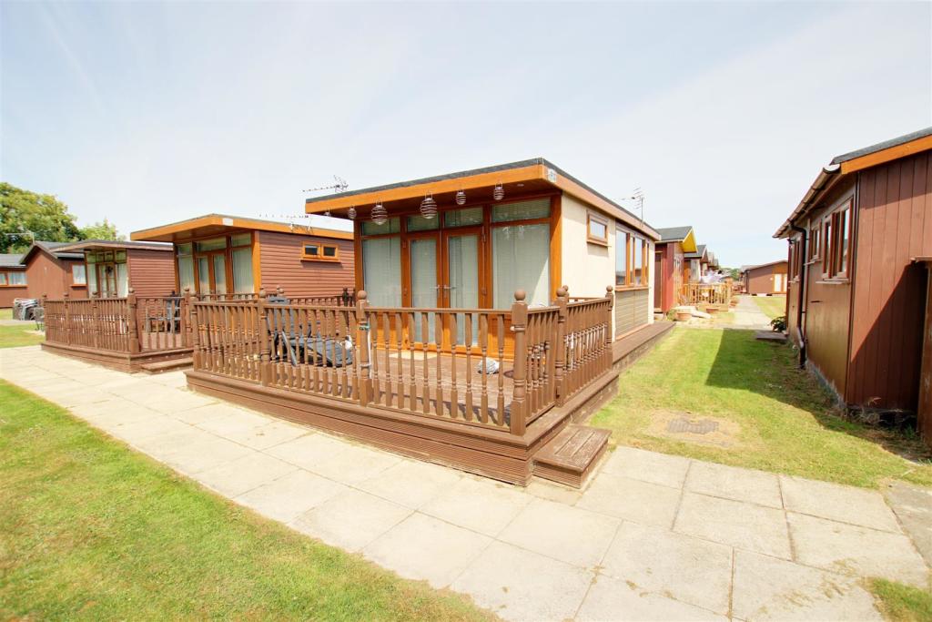 2 bedroom chalet for sale in Mablethorpe Chalet Park, Links Avenue