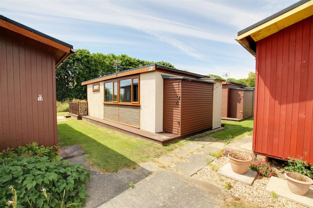 2 bedroom chalet for sale in Mablethorpe Chalet Park, Links Avenue