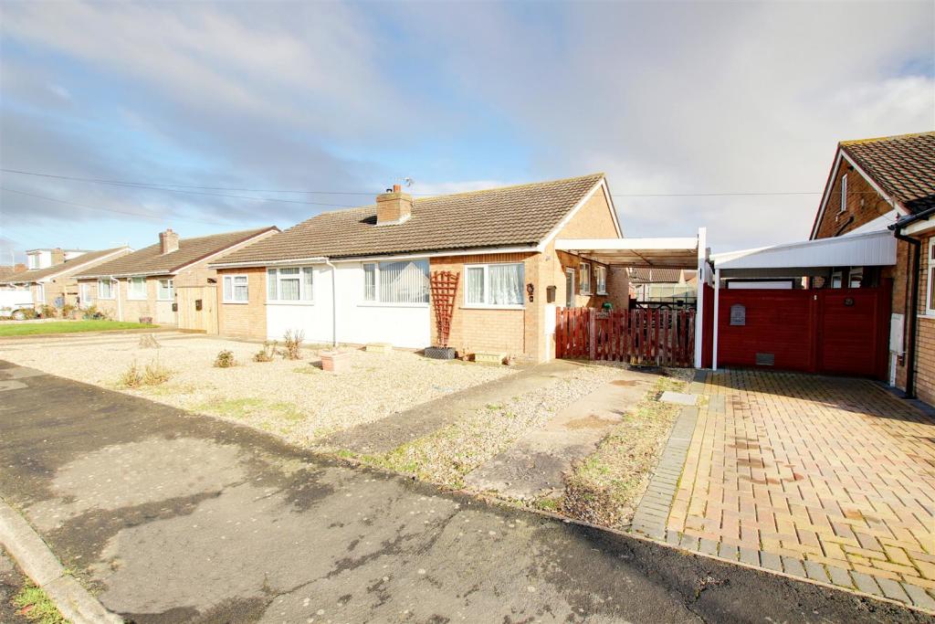 2 bedroom semidetached bungalow for sale in Cheltenham Way