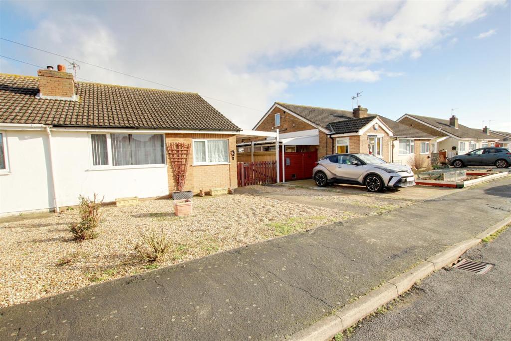 2 bedroom semidetached bungalow for sale in Cheltenham Way