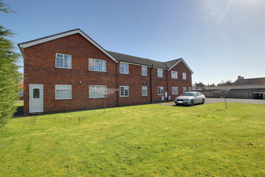 2 bedroom flat for sale in Street, Mablethorpe, LN12