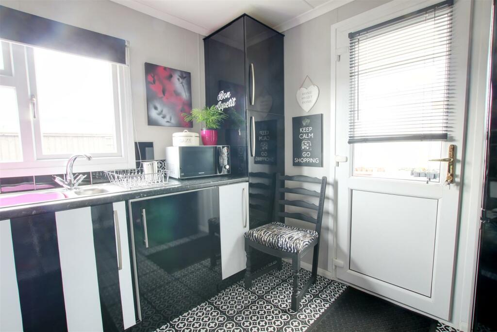 2 bedroom park home for sale in Seaholme Road, Mablethorpe, LN12