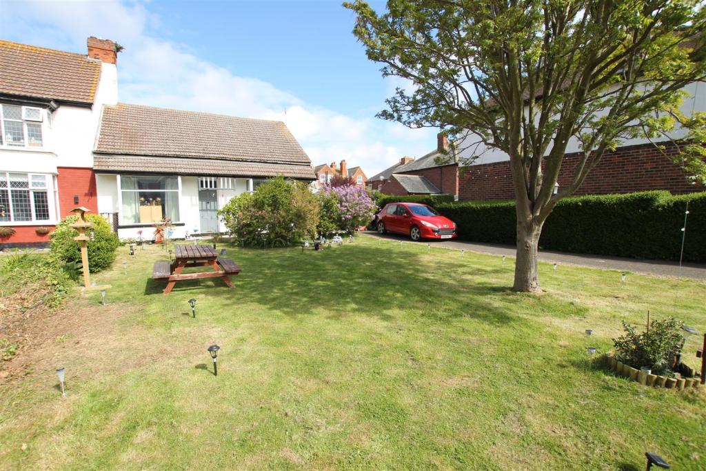 4 bedroom semidetached bungalow for sale in Street, Mablethorpe