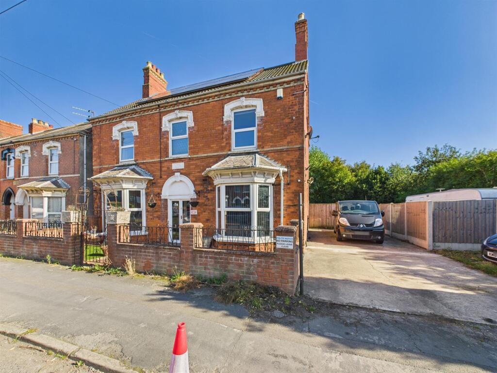 7 bedroom detached house