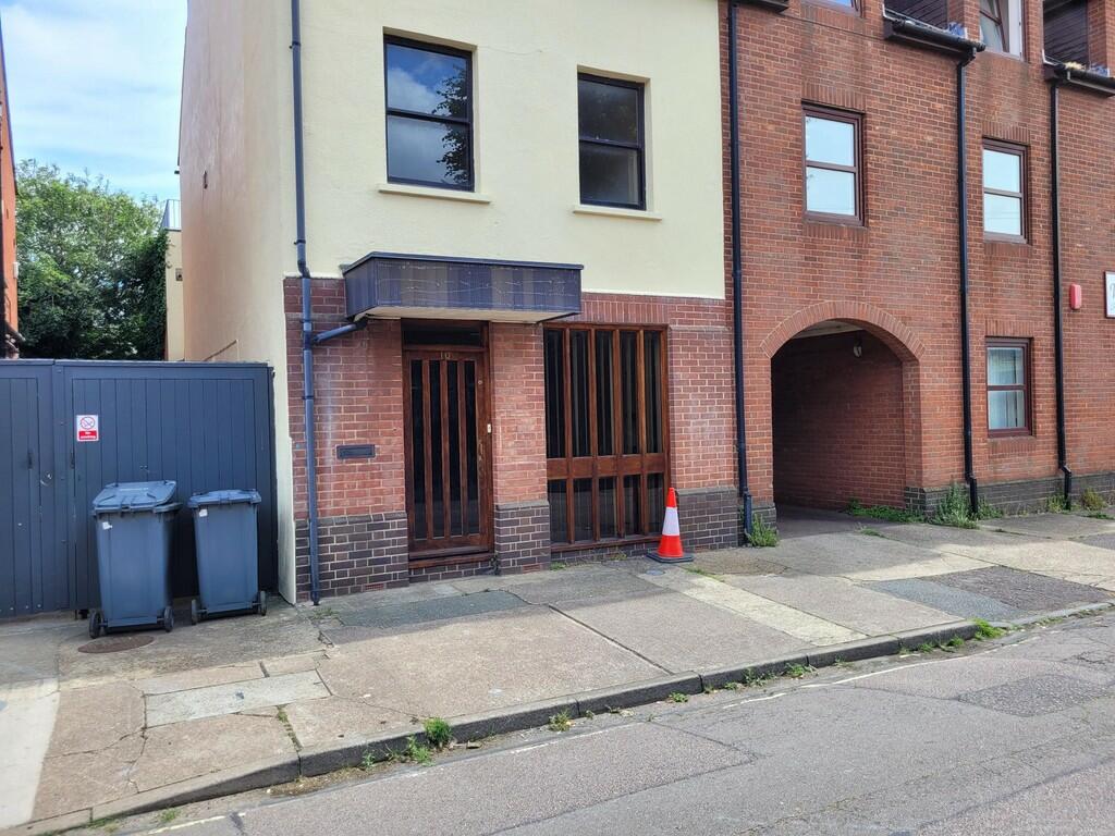 Commercial property for rent in Victoria Street, Felixstowe, IP11