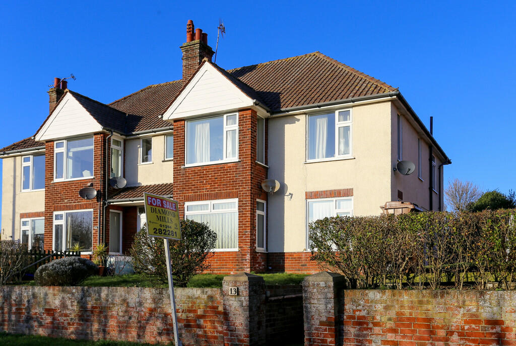 2 bedroom apartment for sale in Lincoln Terrace, Felixstowe, IP11