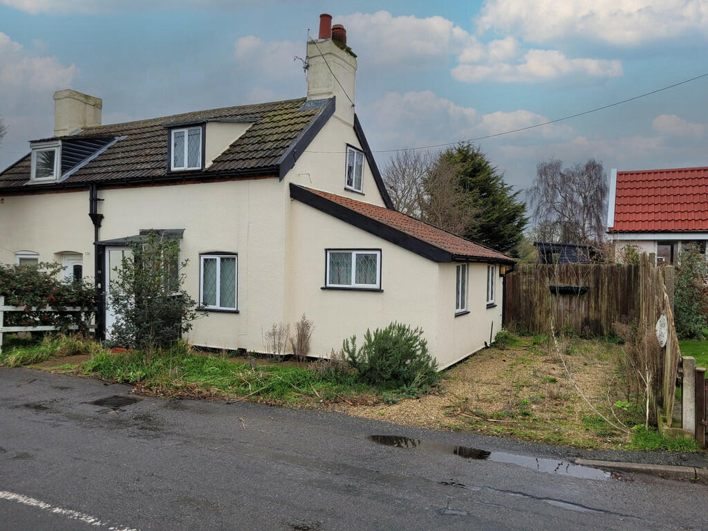 2 bedroom semidetached house for sale in Mill Lane, Trimley St. Martin