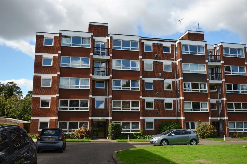 2 bedroom flat for sale in Knighton Court, Knighton Park Road