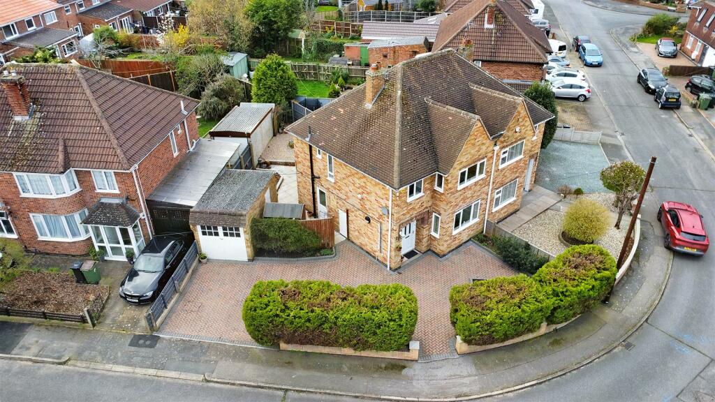 3 bedroom semidetached house for sale in Repton Road, Wigston, LE18