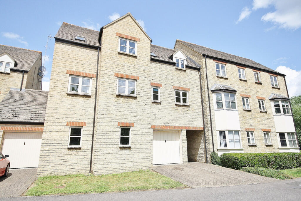 2 bedroom apartment for sale in Waine Rush View, Witney, OX28