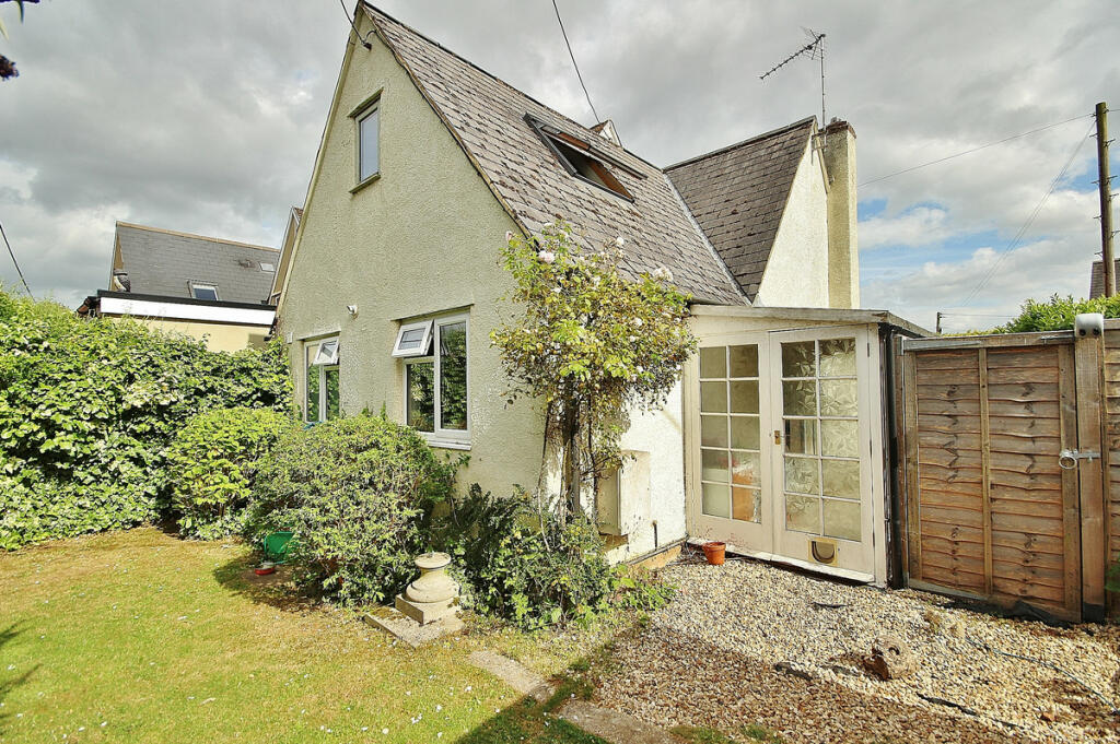 2 bedroom end of terrace house for sale in Roosevelt Road, Long