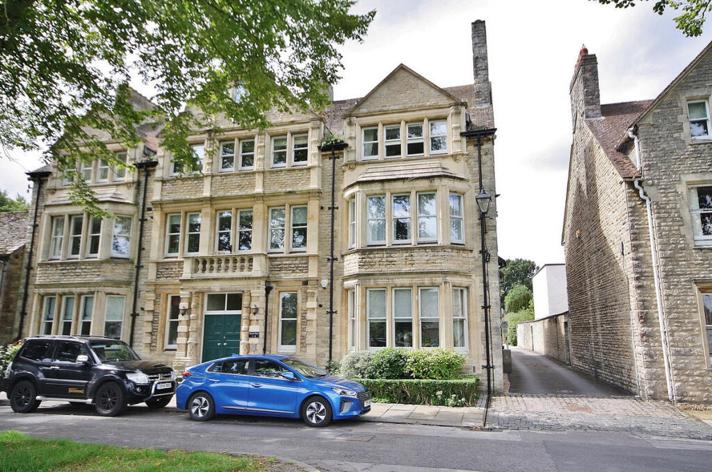 2 bedroom apartment for sale in Church Green, Witney, OX28