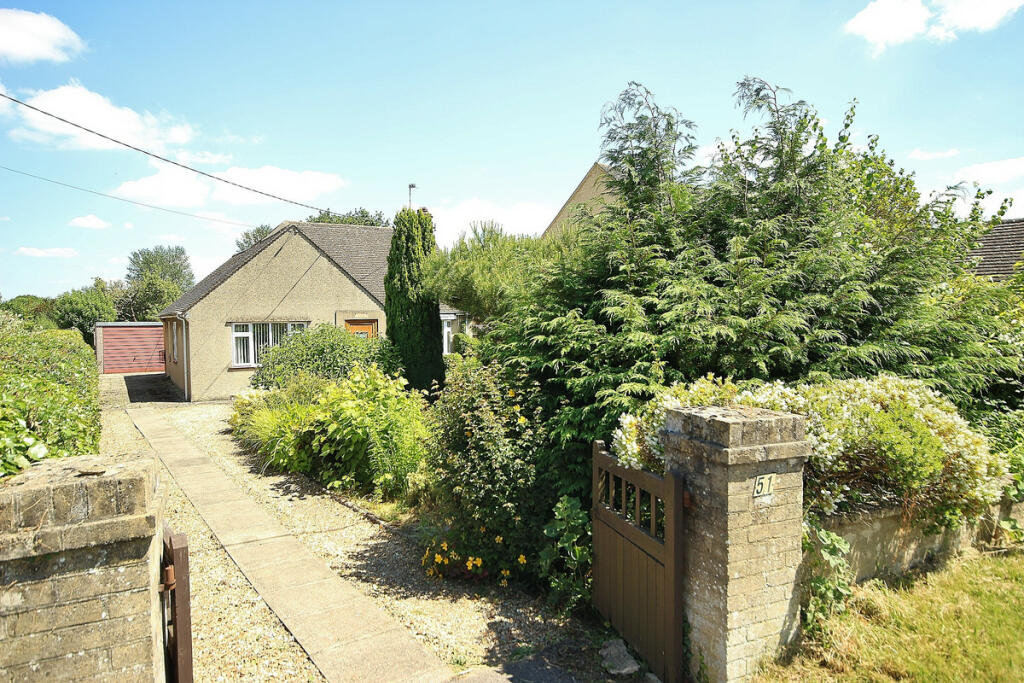 3 bedroom detached bungalow for sale in Wroslyn Road, Freeland, OX29