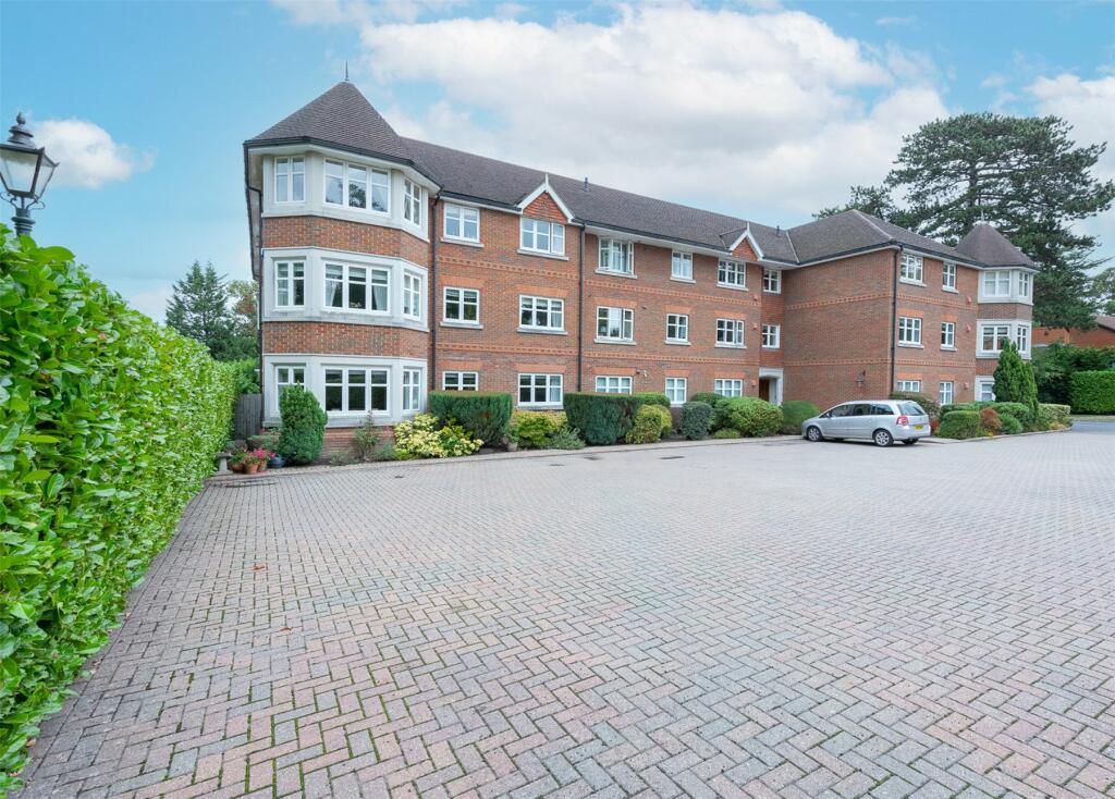 2 bedroom flat for sale in St. Johns Hill Road, Woking, Surrey, GU21