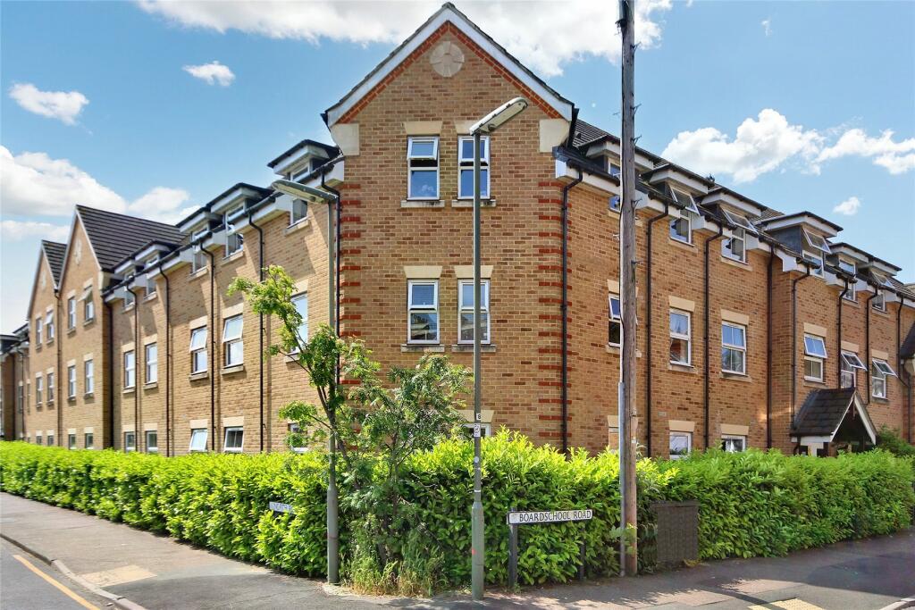 2 bedroom flat for sale in North Road, Woking, Surrey, GU21