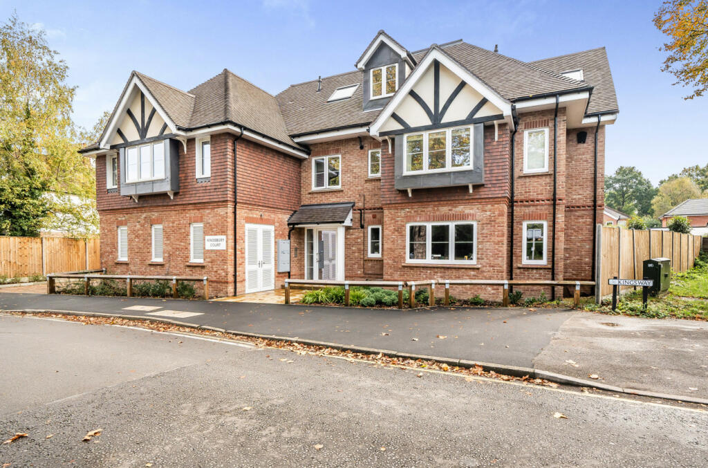 2 bedroom flat for sale in Woking, Surrey, GU21