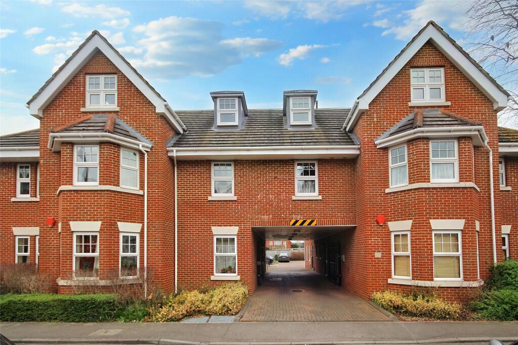 2 bedroom flat for sale in Portugal Road, Woking, Surrey, GU21