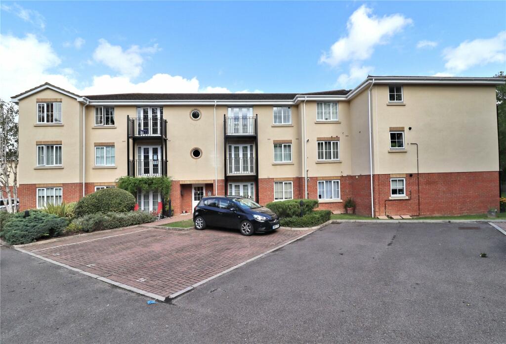 3 bedroom flat for sale in Copse Road, St. Johns, Woking, GU21