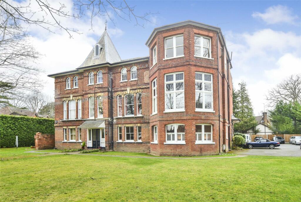 2 bedroom flat for sale in Maybury House, The Ridge, Woking, Surrey, GU22