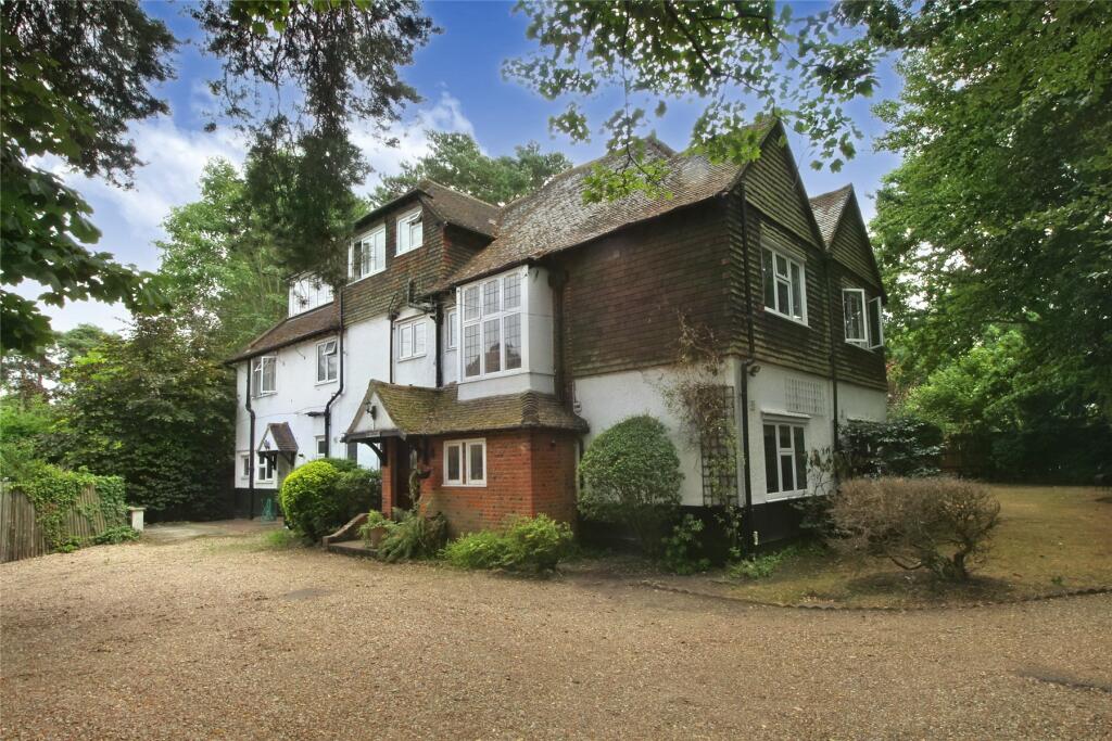 2 bedroom flat for sale in Bramshill, Onslow Crescent, Woking, Surrey, GU22