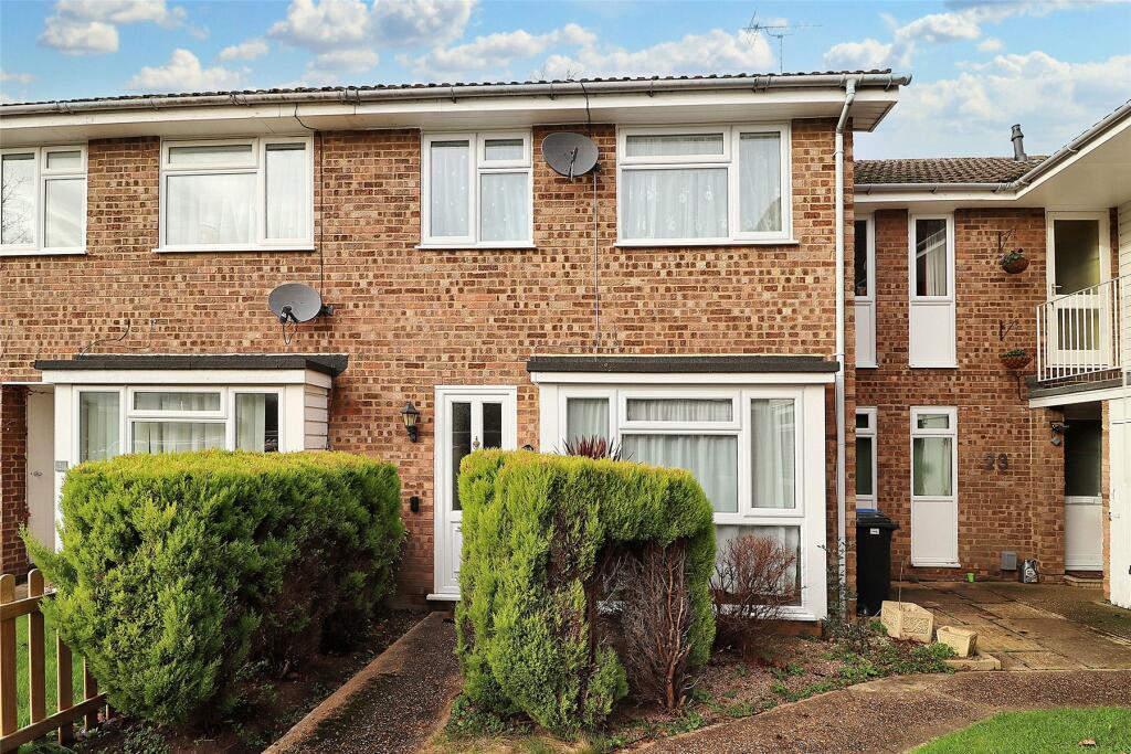 3 bedroom end of terrace house for sale in Helmsdale, Woking, Surrey, GU21