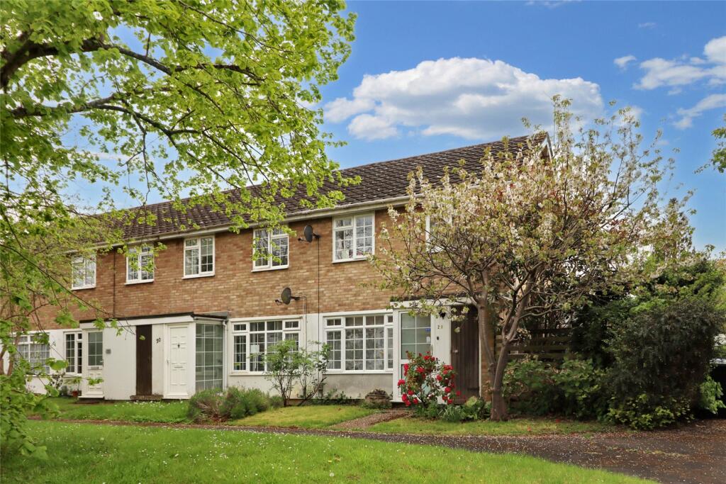 3 bedroom end of terrace house for sale in Leafield Close, Woking