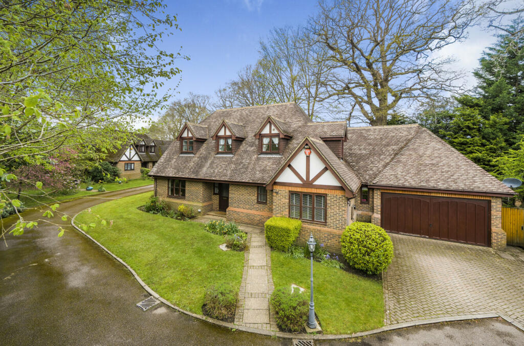 3 bedroom detached house for sale in Coley Avenue, Woking, Surrey, GU22