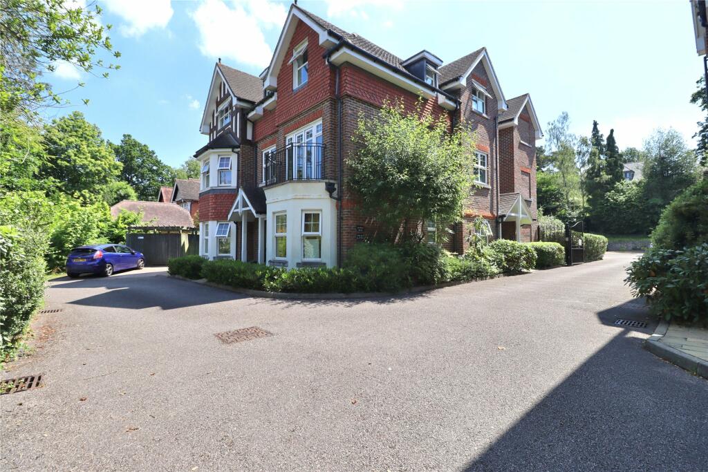 2 bedroom flat for sale in Pembroke Road, Woking, Surrey, GU22