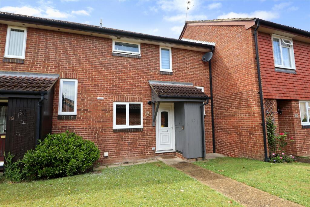 2 bedroom terraced house for sale in Tregarth Place, Woking, GU21