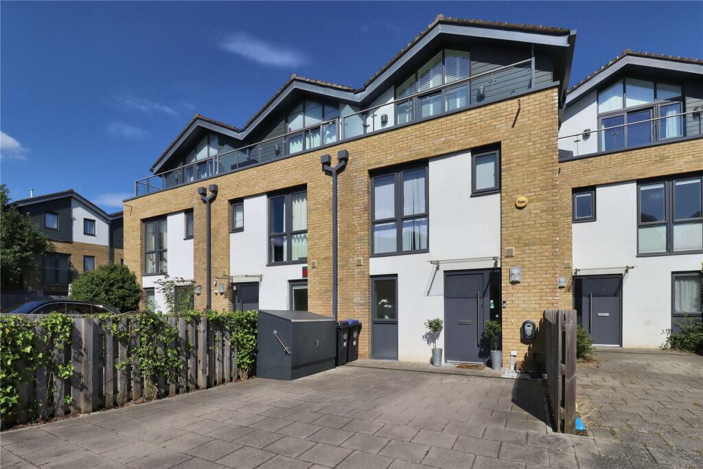 4 bedroom terraced house for sale in Sycamore Avenue, Woking, Surrey, GU22