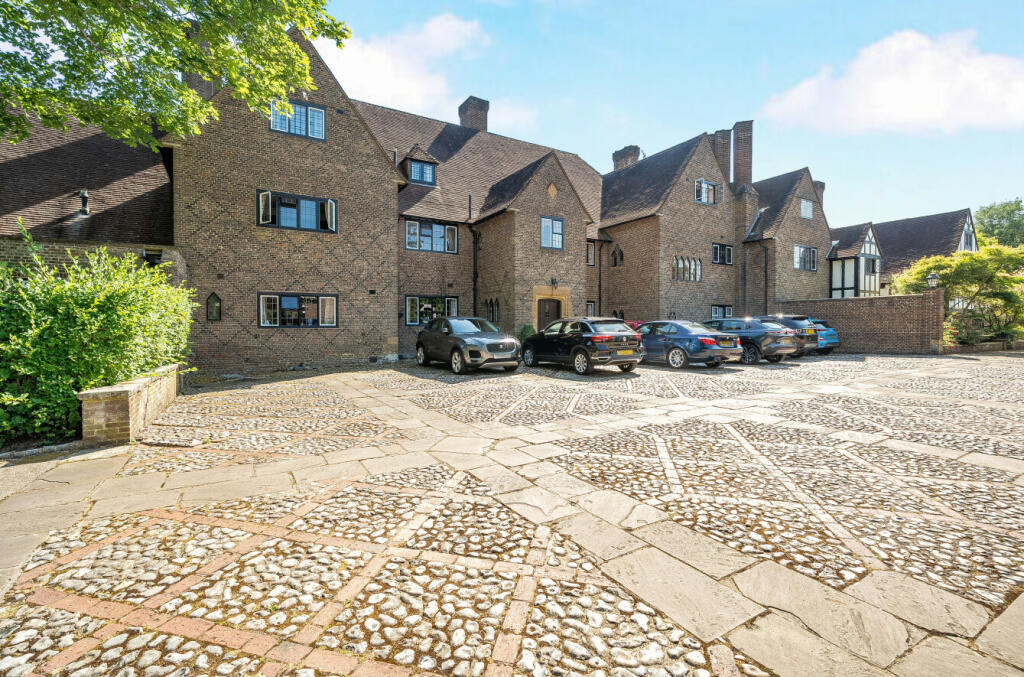 3 bedroom flat for sale in Ashwood Road, Woking, Surrey, GU22