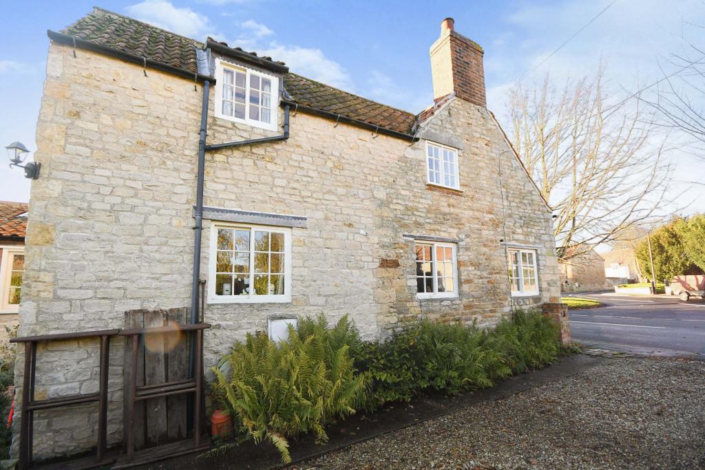 3 bedroom semidetached house for sale in Church Hill, Dunston, Lincoln