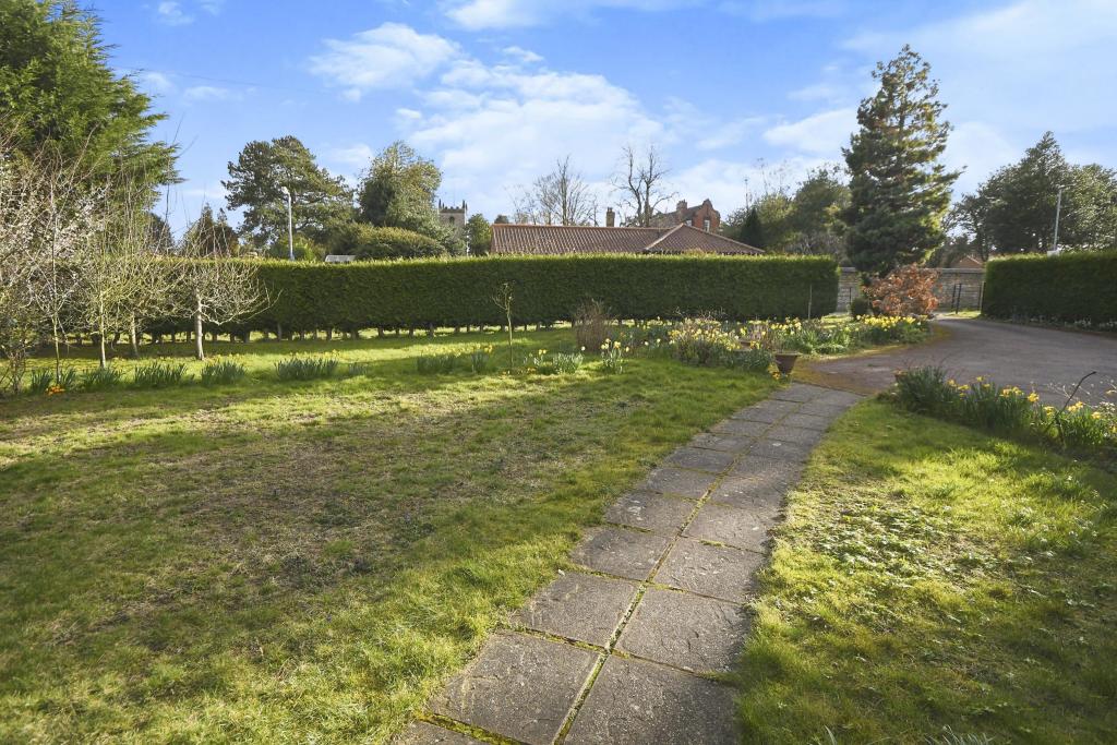 4 bedroom bungalow for sale in Hall Drive, Canwick, Lincoln