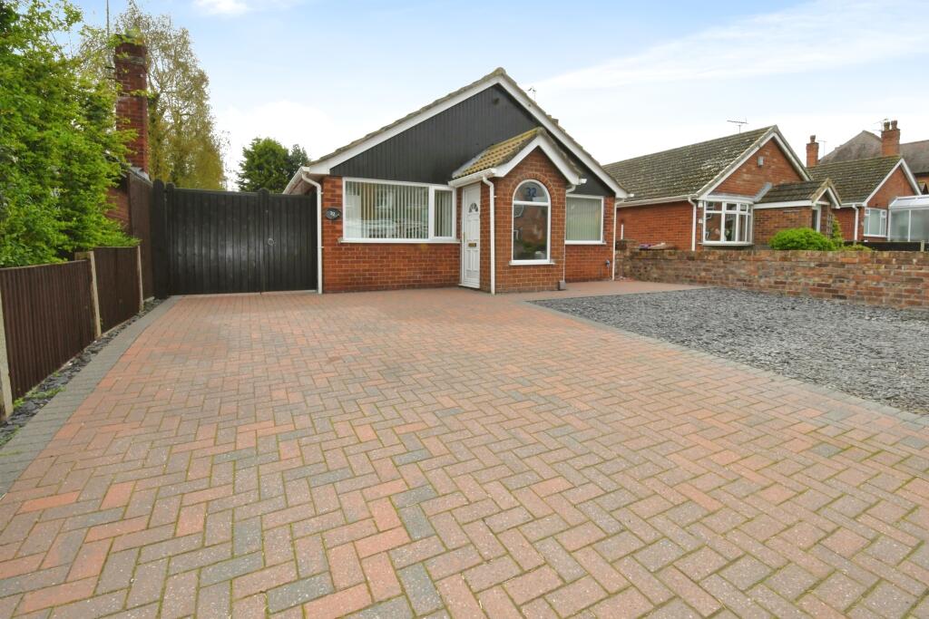 3 bedroom bungalow for sale in High Street, Skellingthorpe, Lincoln