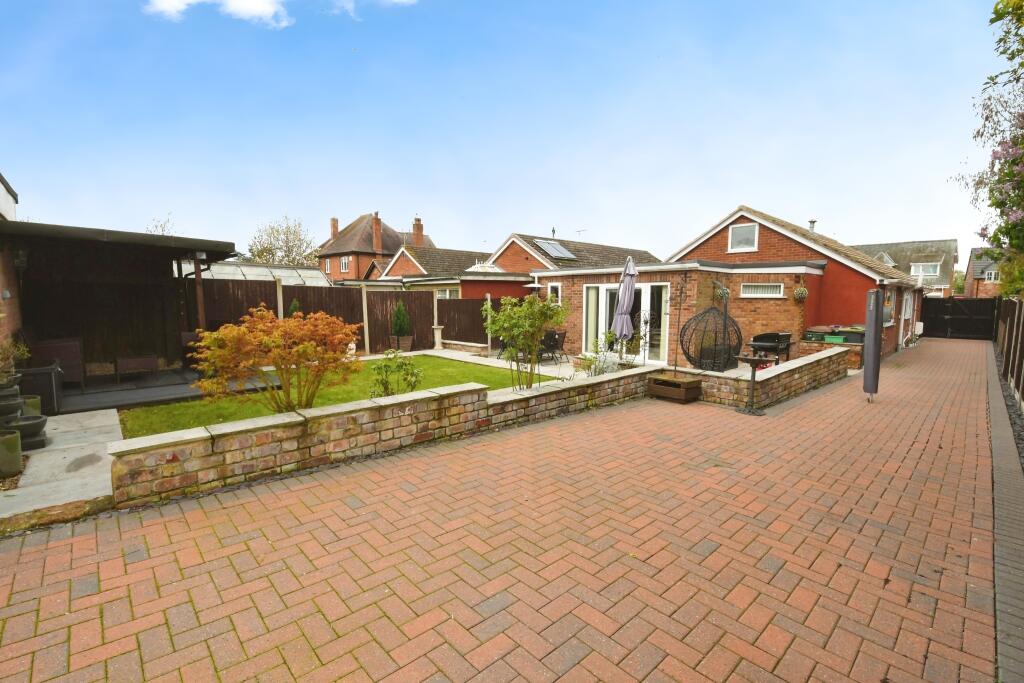 3 bedroom bungalow for sale in High Street, Skellingthorpe, Lincoln