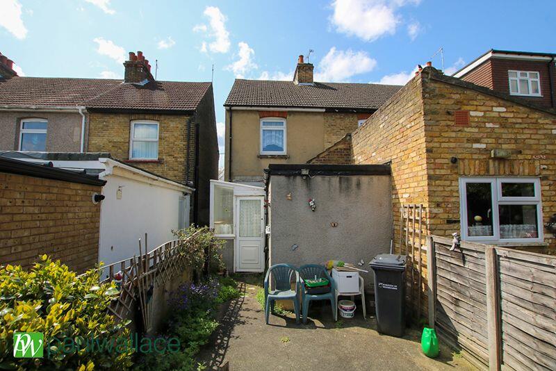 2 bedroom terraced house for sale in Cadmore Lane, Cheshunt, EN8