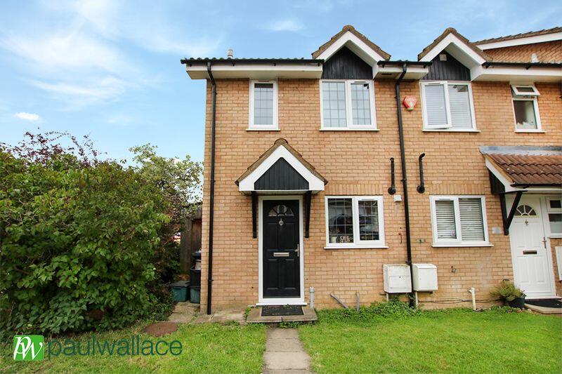 2 bedroom end of terrace house for sale in Hunters Reach, West Cheshunt